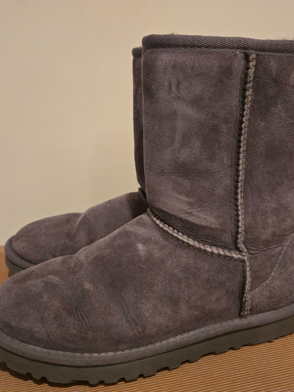 Ugg Classic Short Boot - Picture 3 of 5